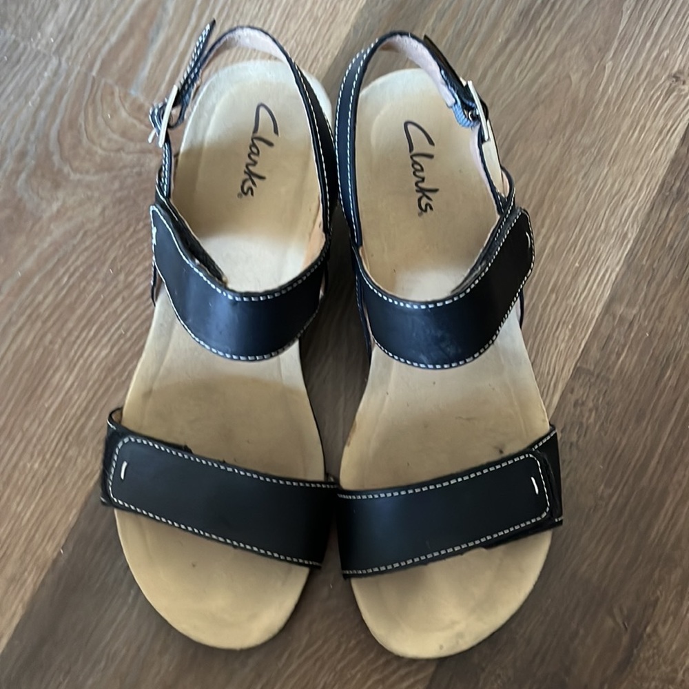 Clarks SZ 9M black Velcro strap sandals. Excellent condition.